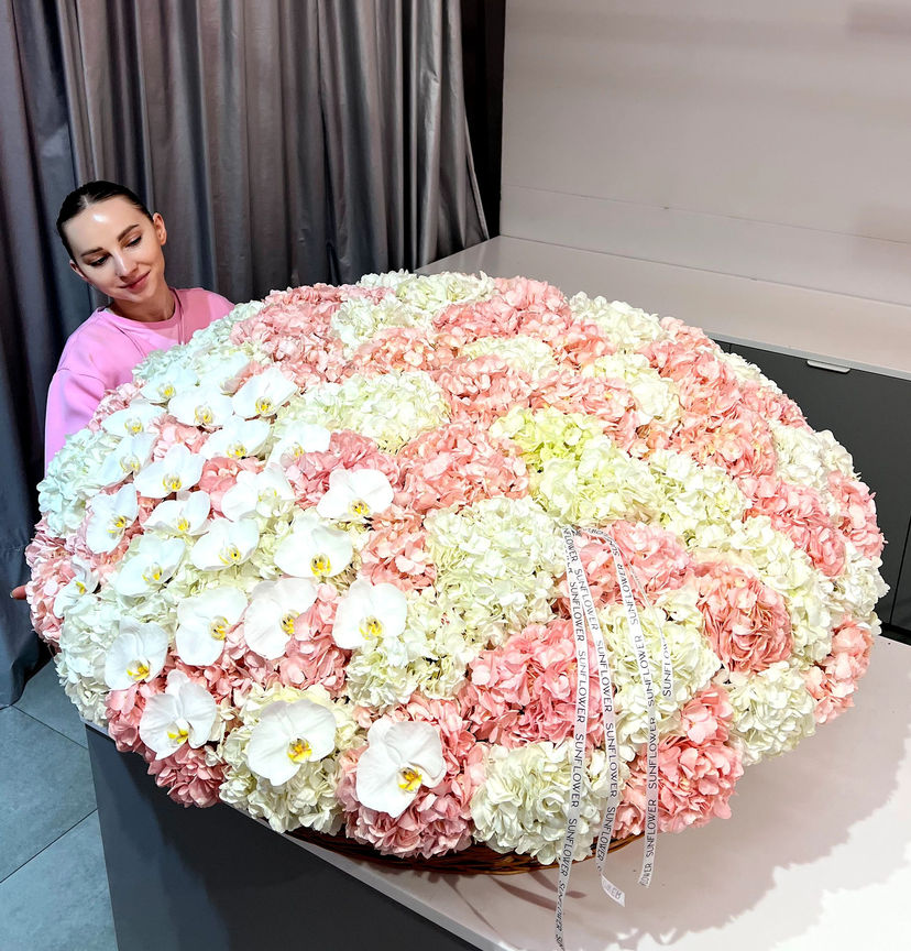 XXL basket of 71 hydrangeas and orchids