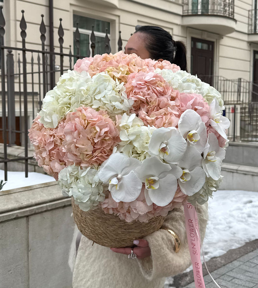 Basket M with hydrangeas mix and orchid