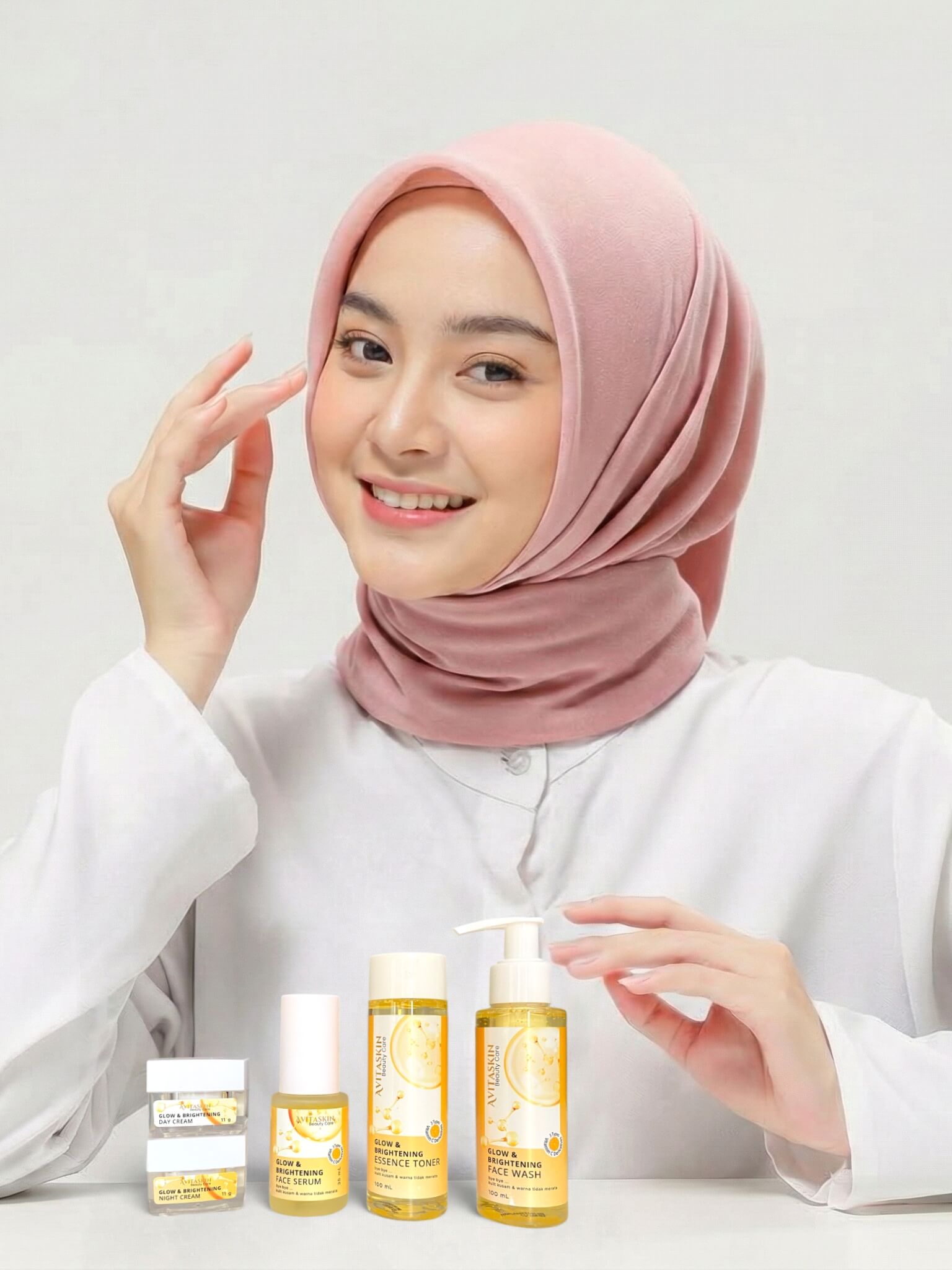 Wanita Elegan Menggunakan Avitaskin