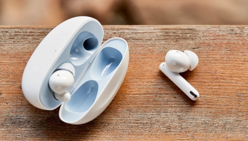 OPPO Enco Free2 box and earbuds white color variant