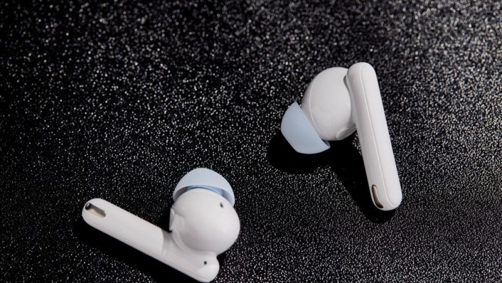 OPPO Enco Free2 earbuds white color