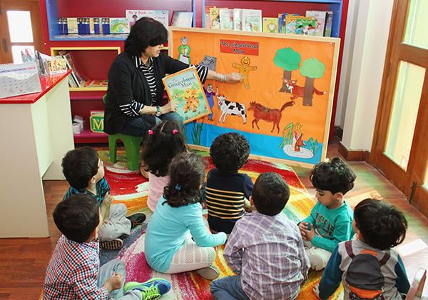 پری اسکول میں بچے جدید طریقوں سے سیکھتے ہوئے