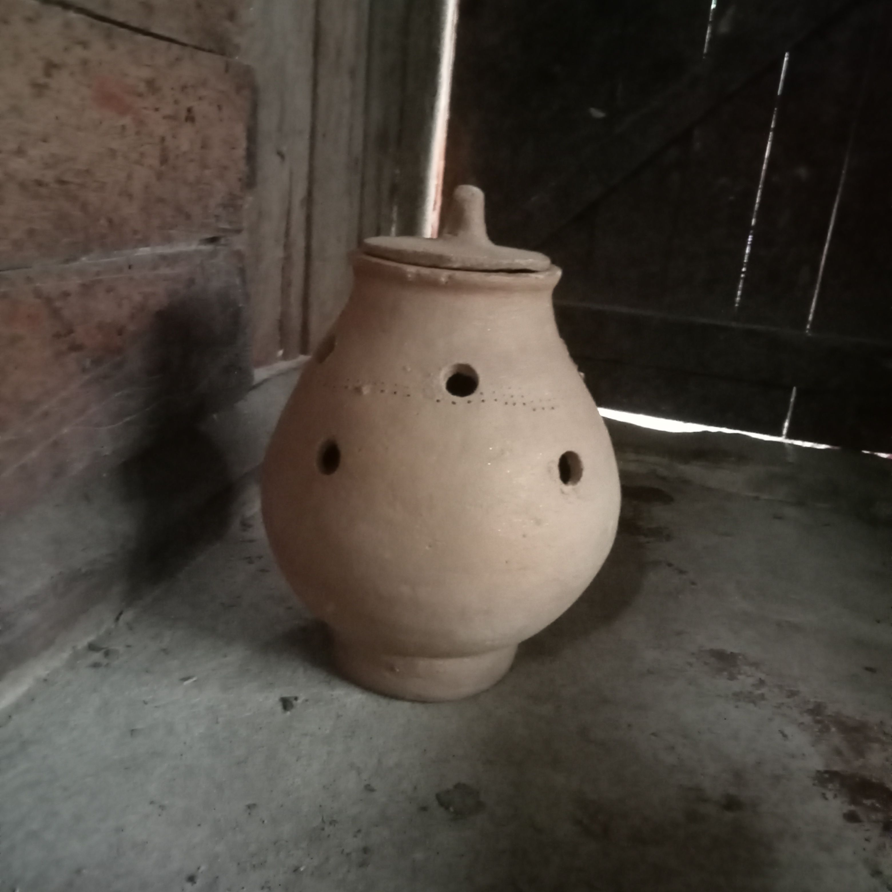 Large clay brooding pots