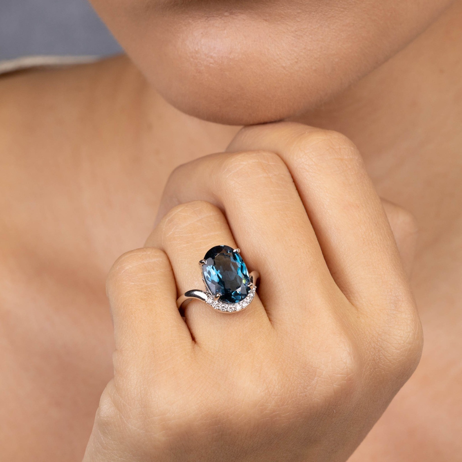  Inel Aur Alb 14K, London Topaz 6.95 Ct, Diamante 0. 17 Ct 2