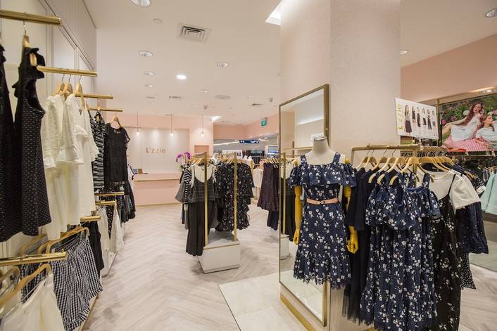 L'zzie at Bugis Junction