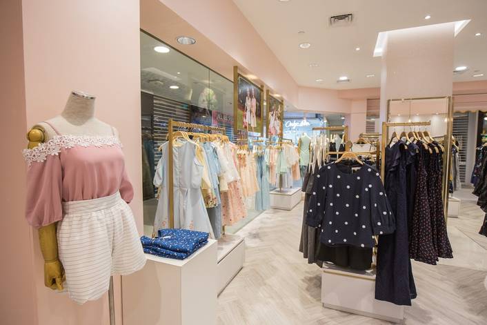 L'zzie at Bugis Junction