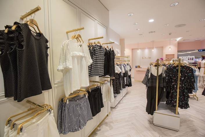 L'zzie at Bugis Junction
