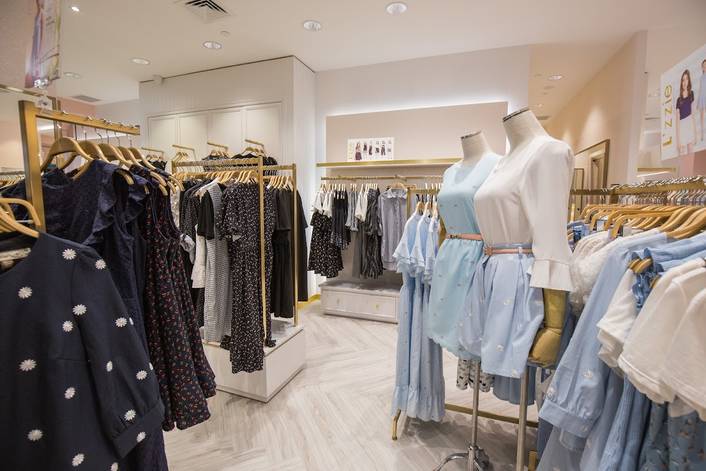 L'zzie at Bugis Junction