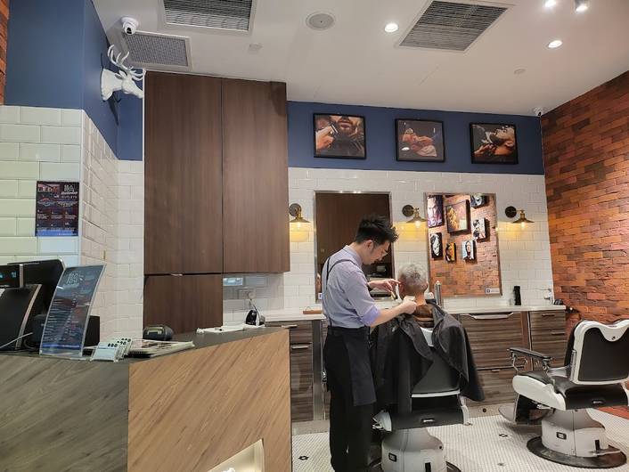 LA Barbershop at Compass One