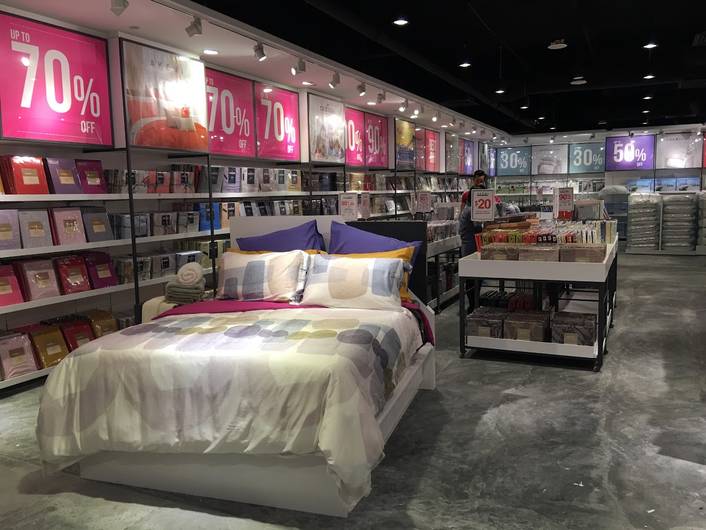 Akemi Outlet at IMM