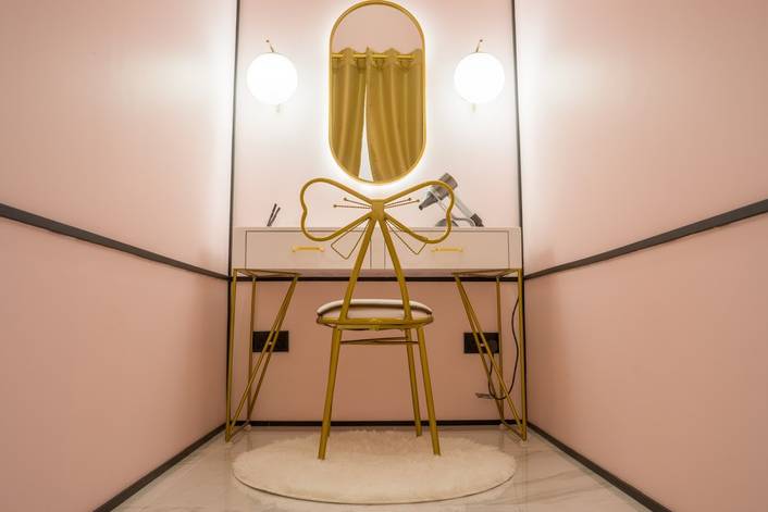 Ministry of Scalp Therapy at Mandarin Gallery