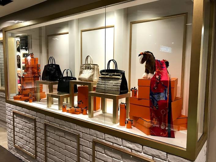 First Luxury at Mandarin Gallery