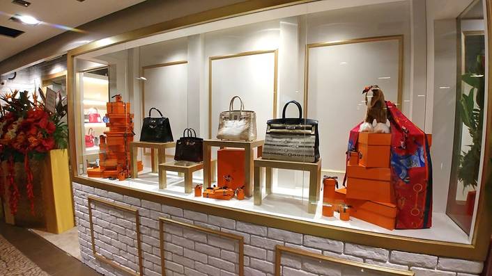 First Luxury at Mandarin Gallery