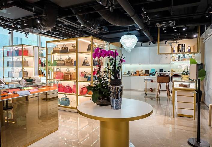 First Luxury at Mandarin Gallery