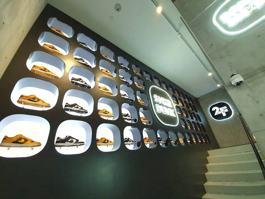SNKRDUNK at Mandarin Gallery
