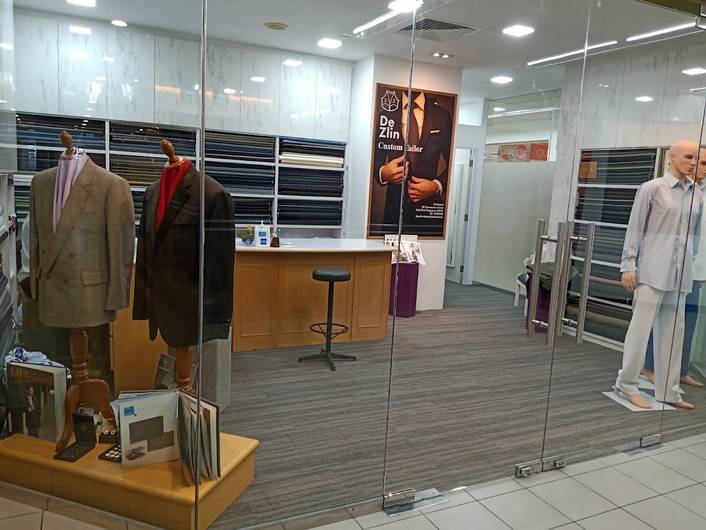 De Zlin Custom Tailor at UE Square