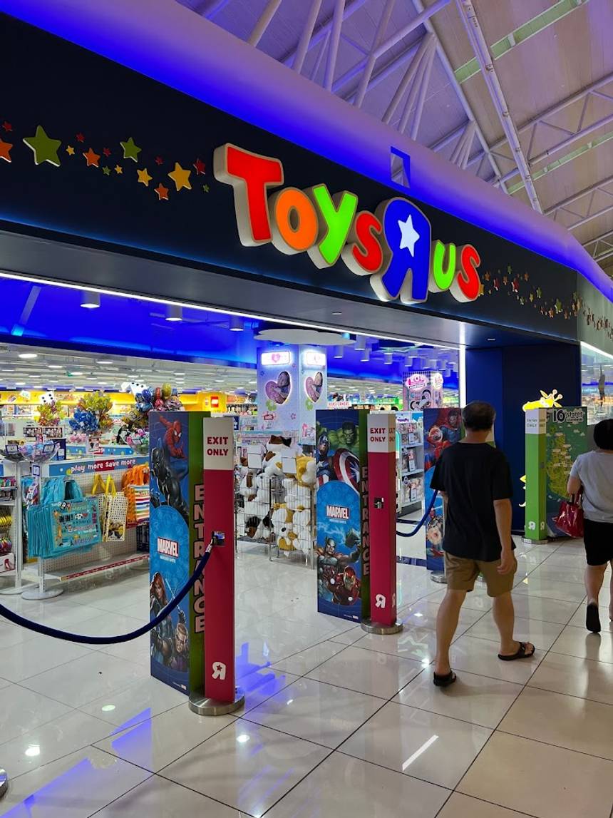 Toys”R”Us at City Square Mall store front