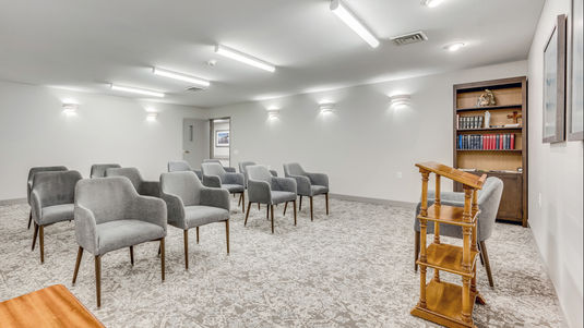 Holiday Palmer Hills community room and chapel