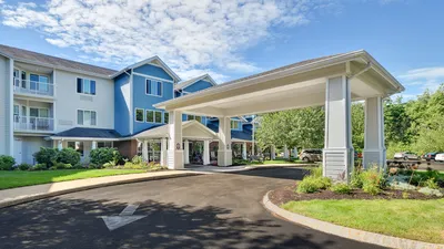 Holiday Maple Suites exterior