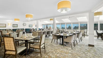 Holiday Regent dining room