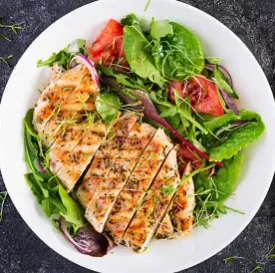 Spinach salad with sliced grilled chicken