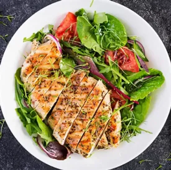Spinach salad with sliced grilled chicken