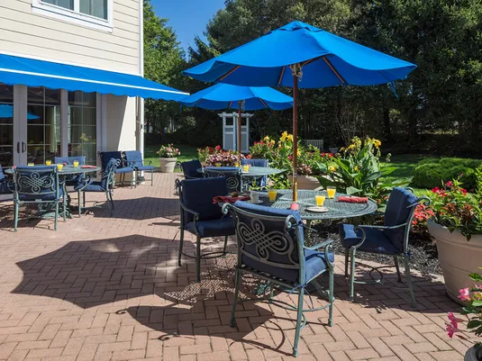 Atria Plainview outdoor patio