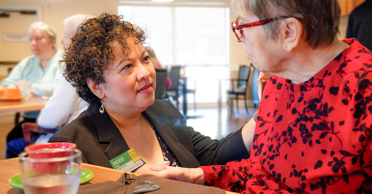 cala award winner and Life Guidance Director at Atria El Camino Gardens Ingrid Weber chatting with resident