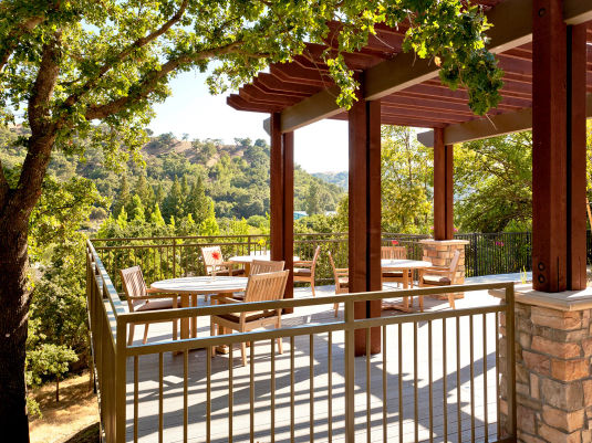 Atria Valley View outdoor dining area with pargola