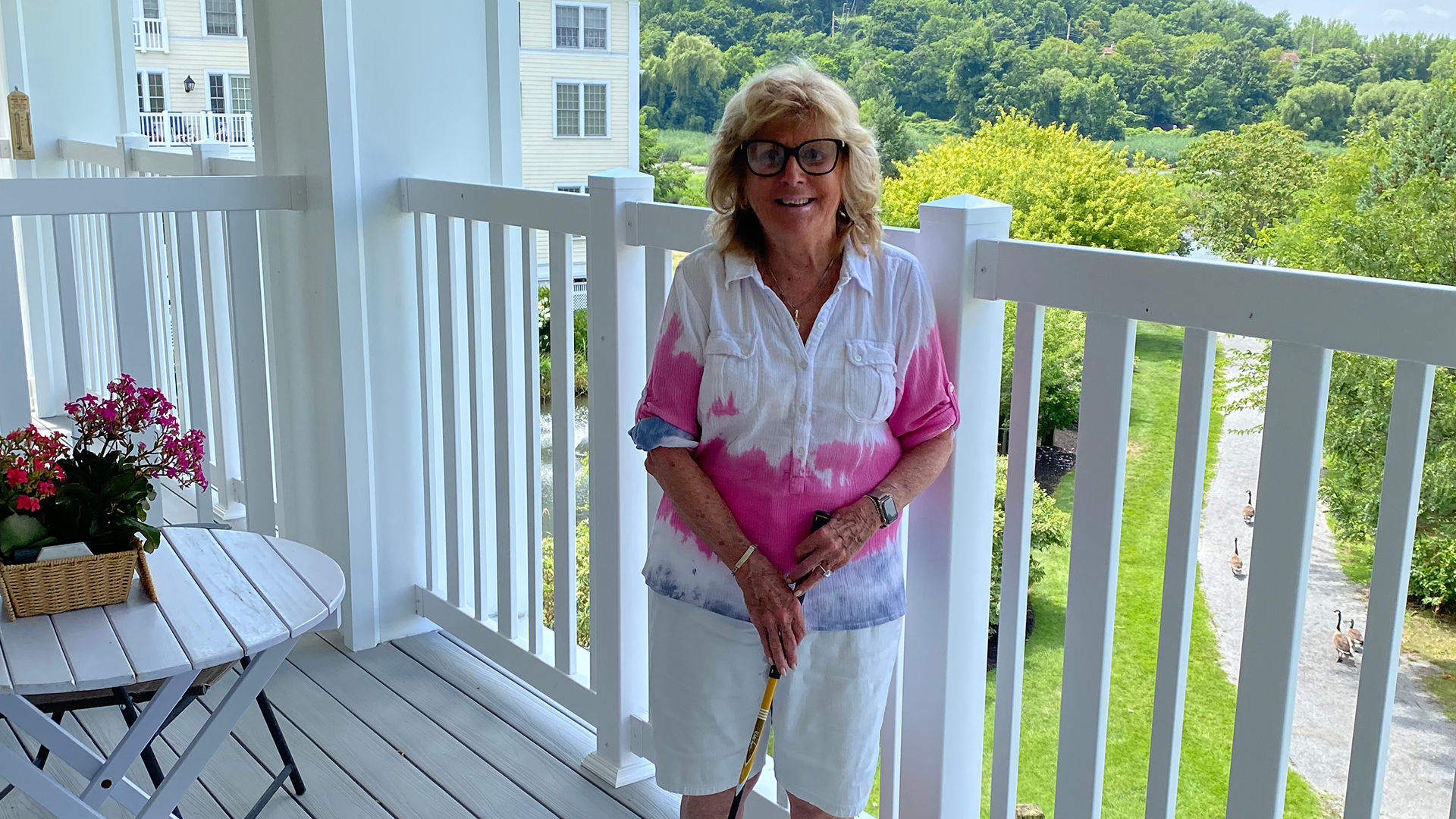 Learn how Atria on Roslyn Harbor resident Sari Mainzer stays physically and mentally active with golf, interior design, bridge and artistic pursuits.