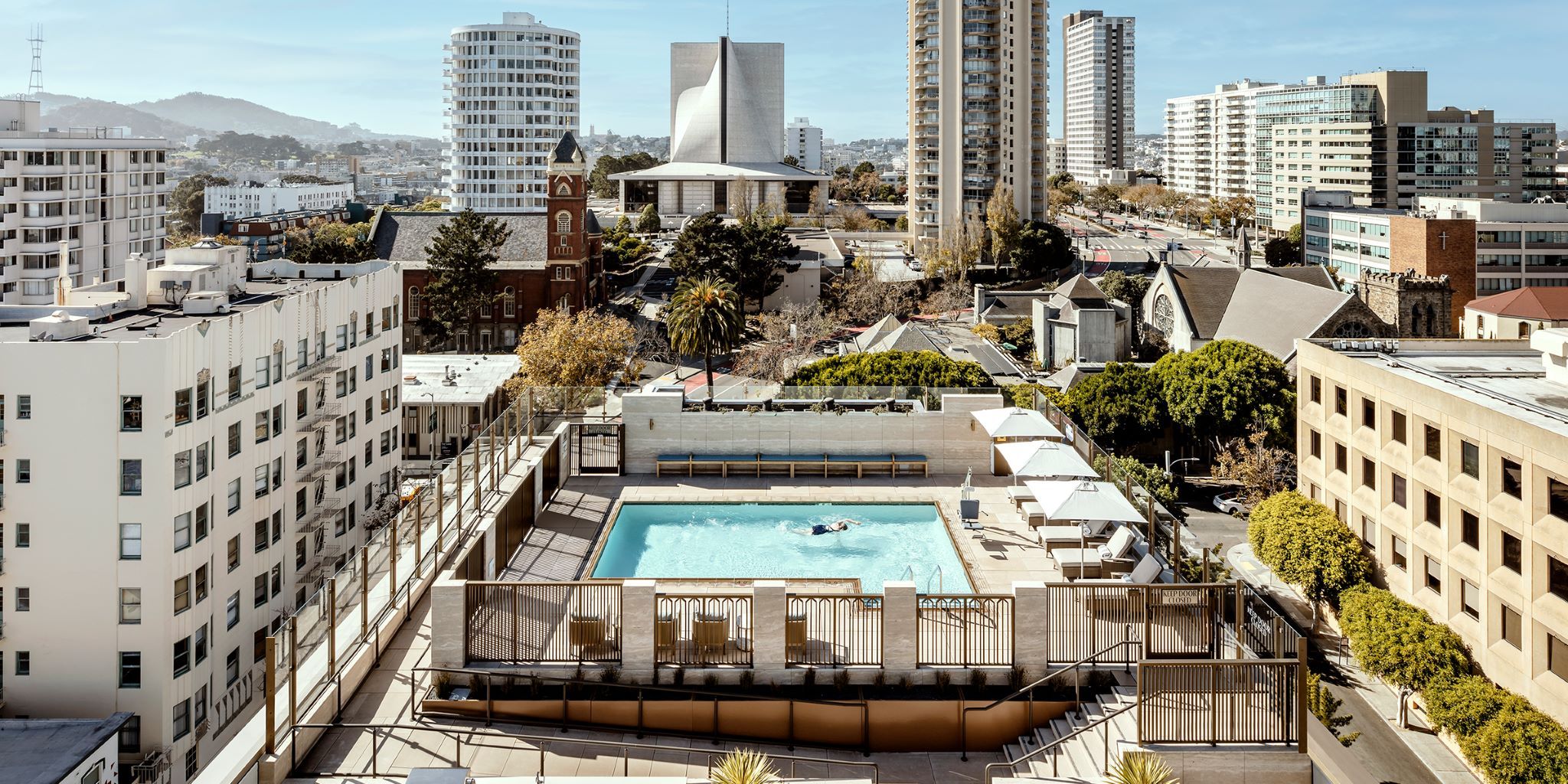 View of Coterie Cathedral Hill's rooftop pool with the skyline of San Fransisco around.