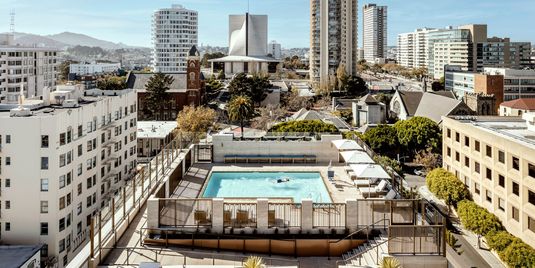 View of Coterie Cathedral Hill's rooftop pool with the skyline of San Fransisco around.