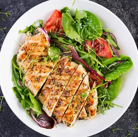 Spinach salad with sliced grilled chicken