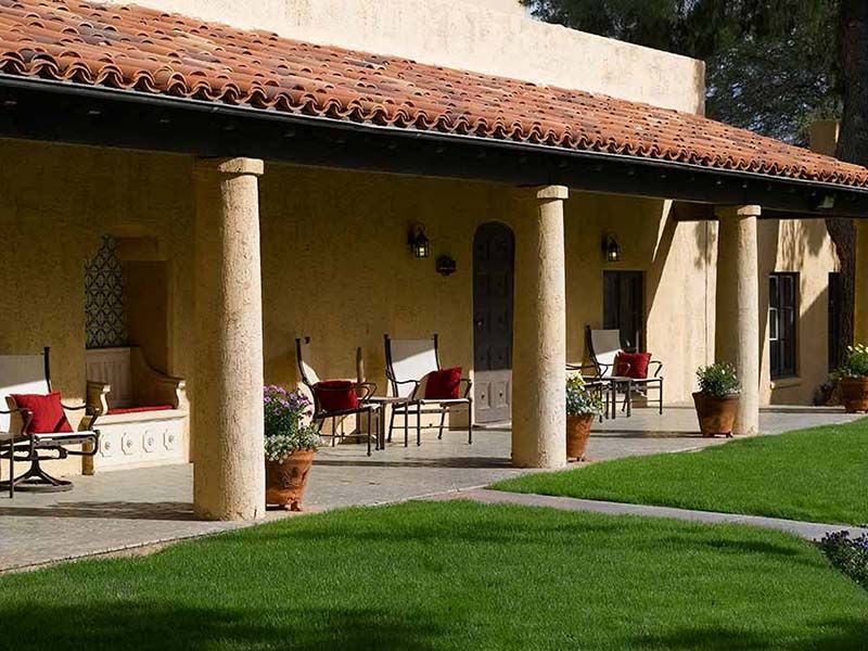 Exterior patio at Atria Bell Court Gardens