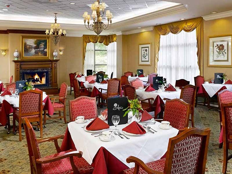 Atria Forest Hills dining room