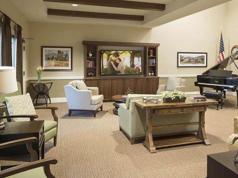 Atria Del Sol Senior Living living room