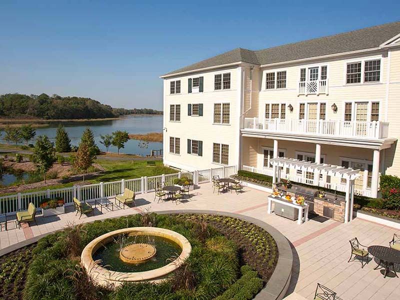 Exterior courtyard at Atria on Roslyn Harbor