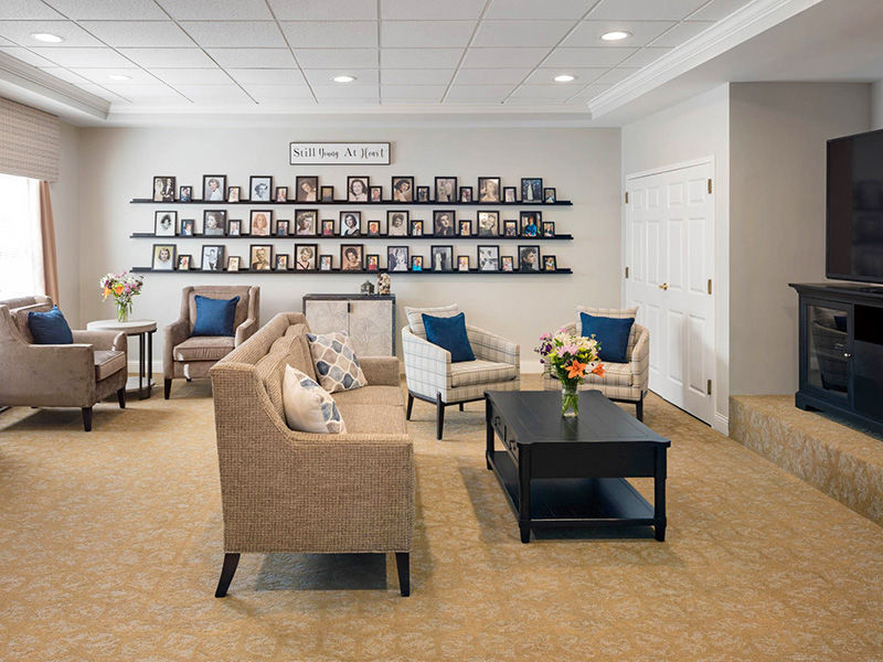 Community living room at Atria Lincoln Place Senior Living in Lincoln, RI