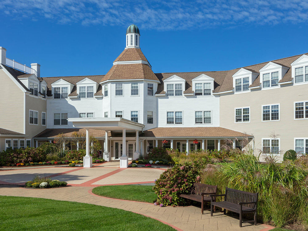 Exterior of Atria Aquidneck Place Senior Living in Portsmouth, RI