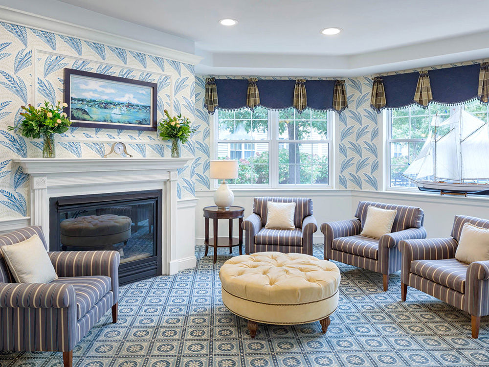 Open living room at Atria Aquidneck Place Senior Living