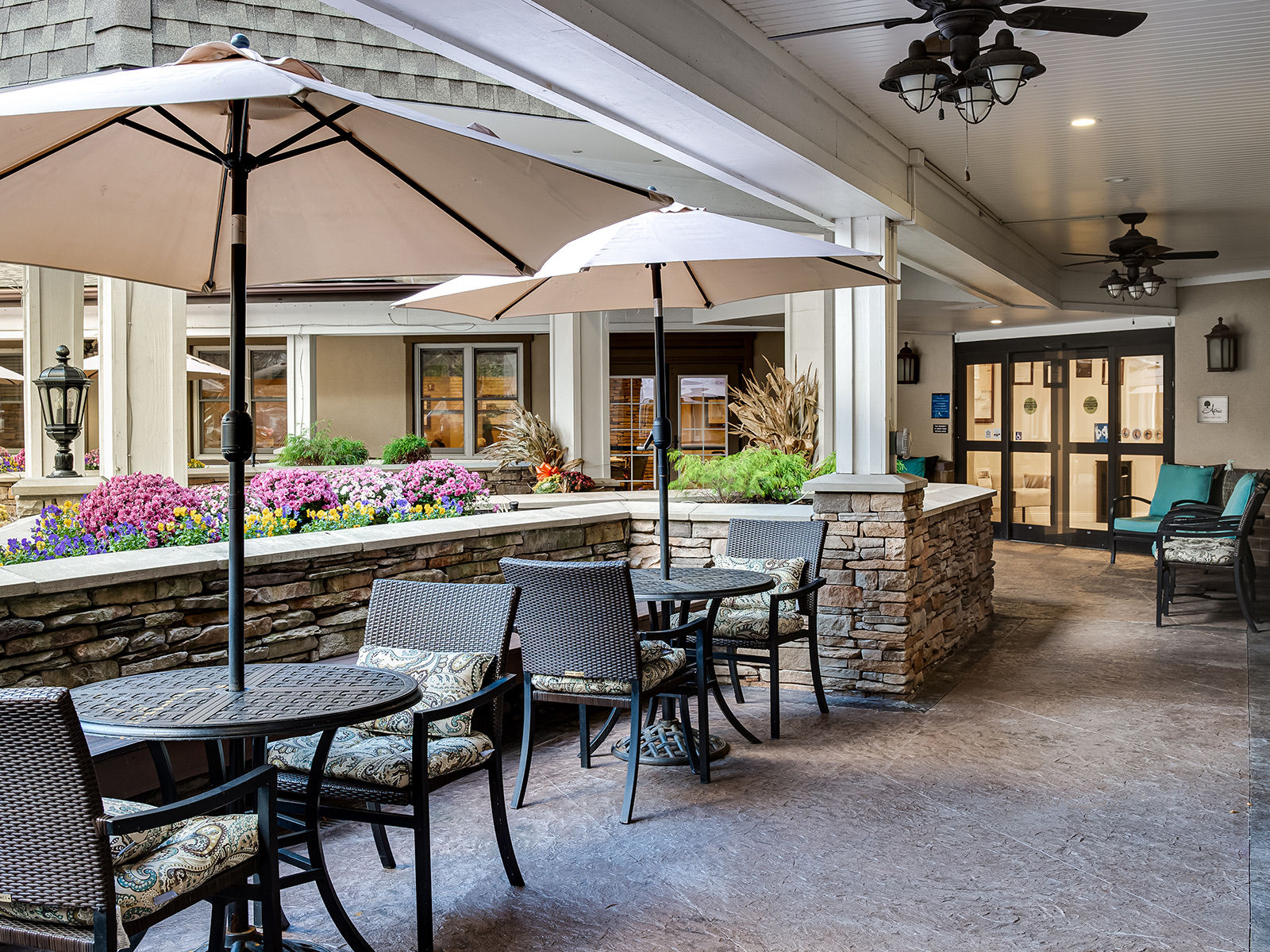 Atria Glen Cove outdoor dining and patio area