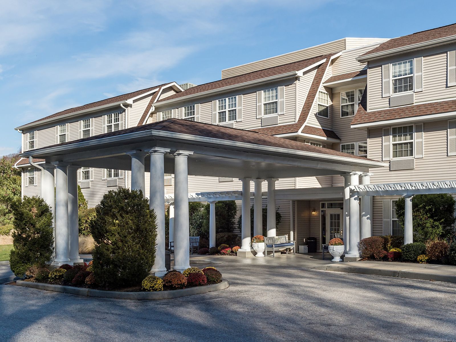 Exterior view of the Atria Briarcliff Manor retirement community