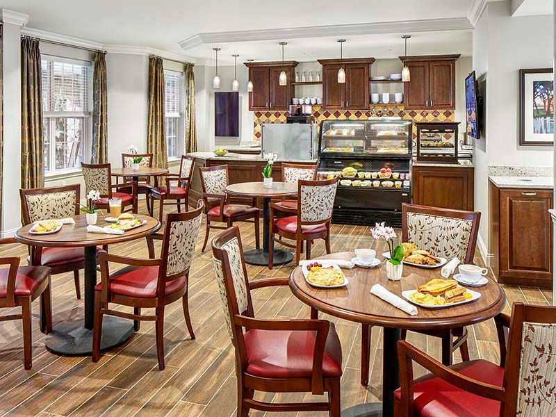 Atria Lafayette Hill's bistro dining area