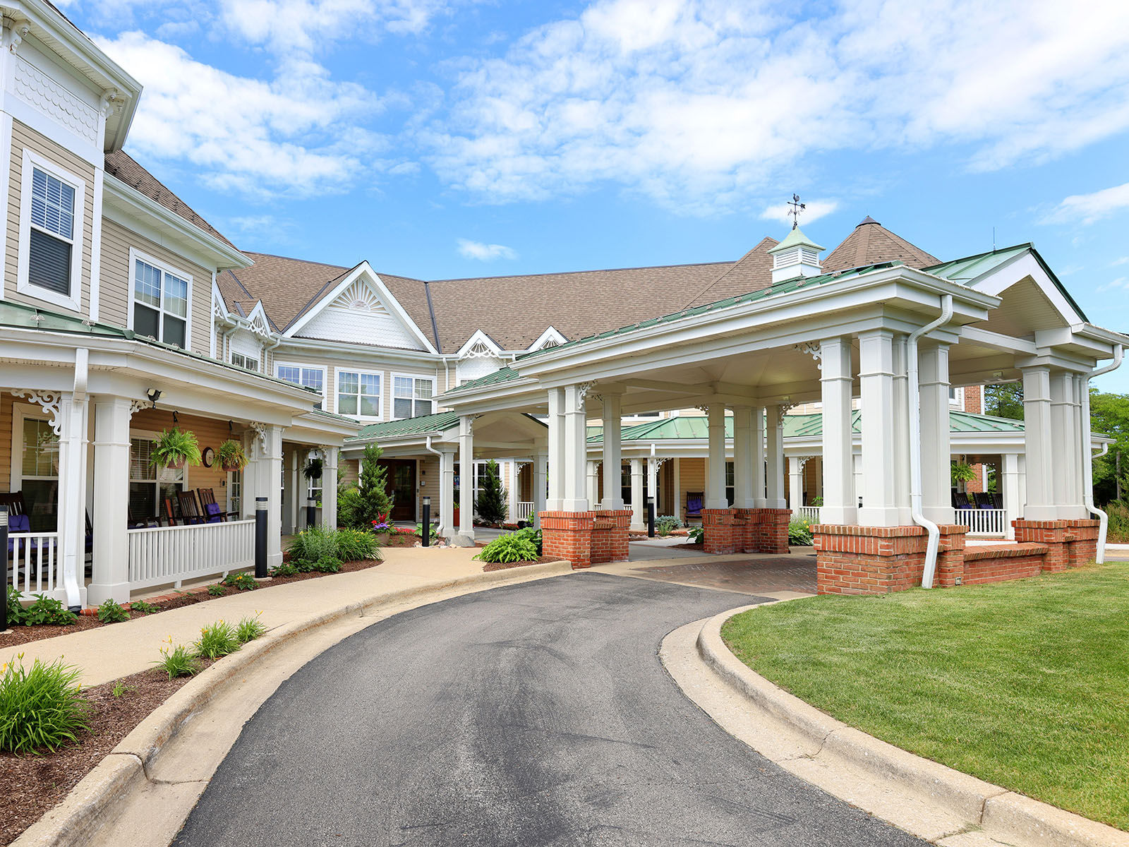 Atria Park of Glen Ellyn exterior entrance