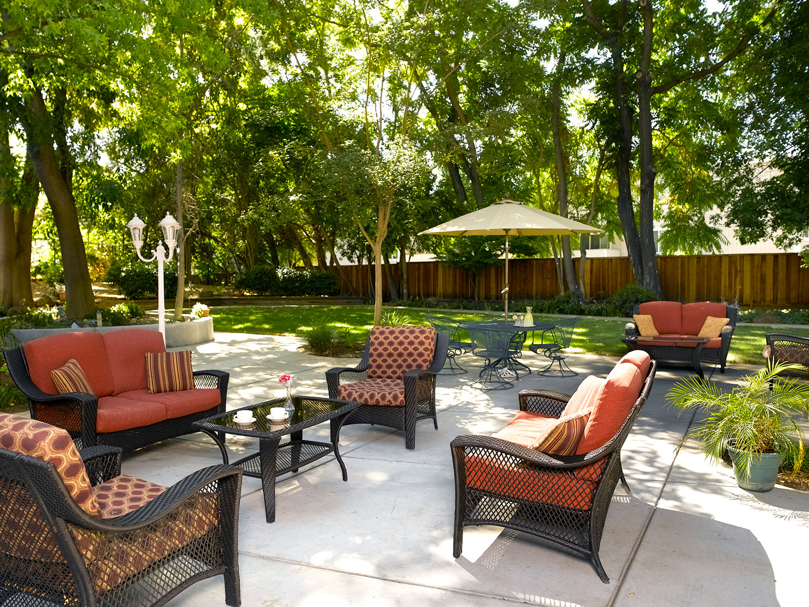 Atria Willow Glen outdoor patio seating