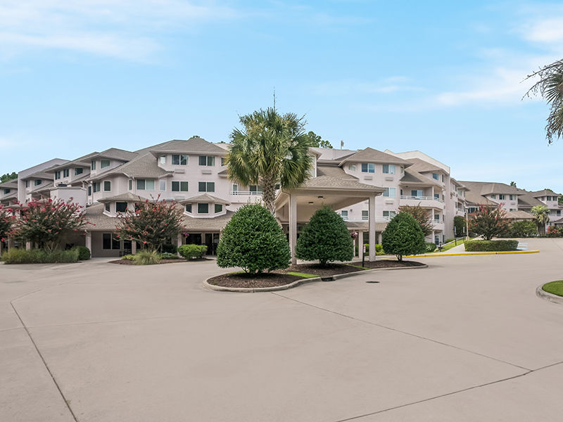 Exterior view of the Holiday Lake Shore Commons senior living community