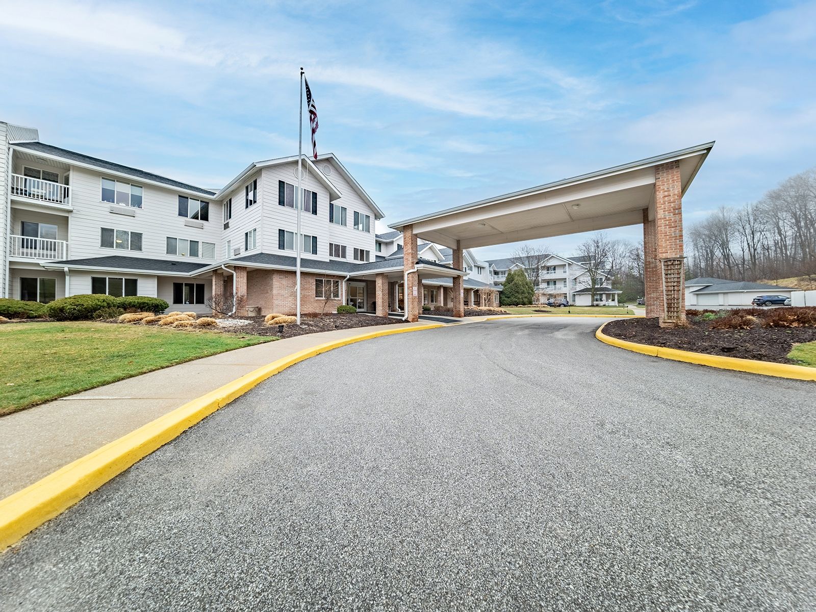 Holiday Pearl Crossing exterior and porte cochere