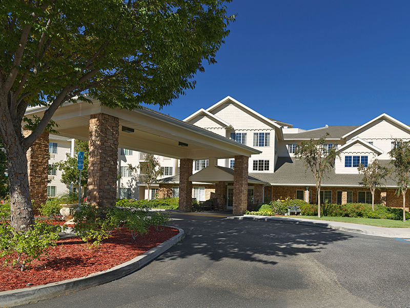 Exterior view of the Holiday Golden Oaks senior living community