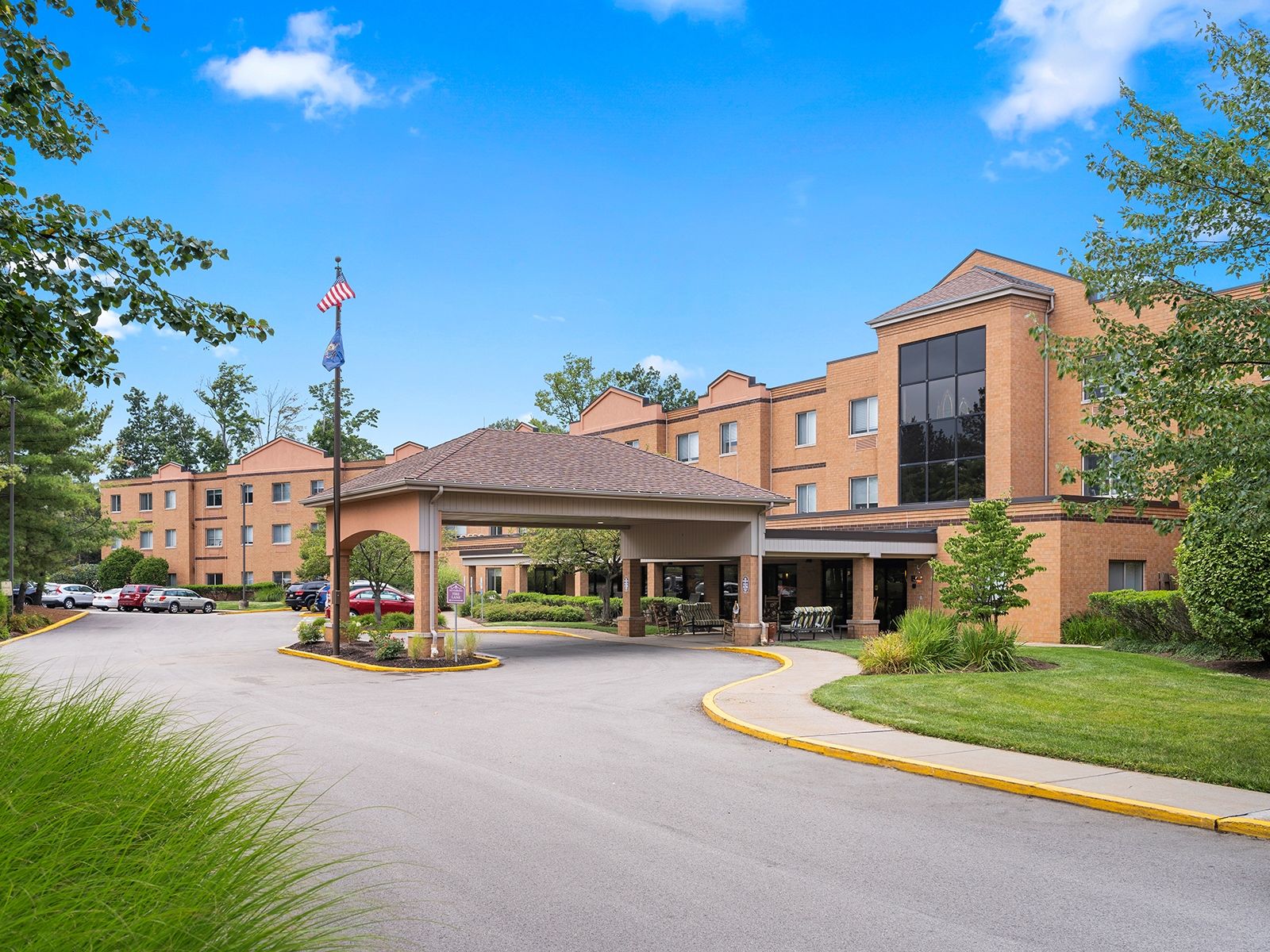 Exterior view of the Holiday Niagara VIllage senior living community