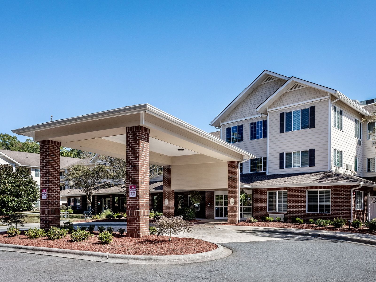 Exterior of Holiday Willow Grove retirement community